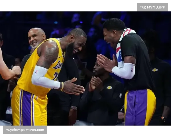 詹姆斯积极与队友和裁判沟通，场上互动频繁